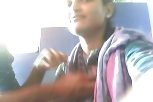 L'ami commun de baiser une fille jusqu'à ce qu'une amie est allée se changer