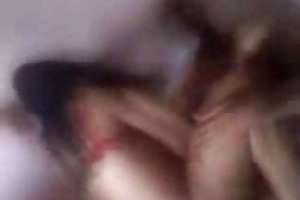 Un beau châtain s'occupe des relations avec les deux nègres