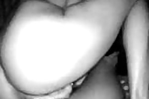 Mince jeune fille se trane du grand noir d'un membre dans un trou