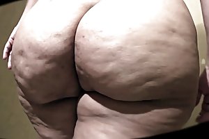 Pauvre étudiante suce une bite d'un ami et baise avec lui en plein air