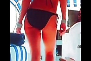 Modeste gars avec la plantureuse pour le déjeuner