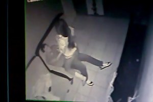 Le jeune homme avec la belle brune avec un connard