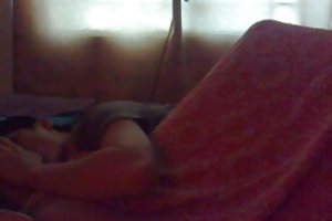 Ivre se trouve sur un lit