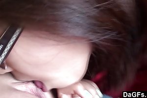 Lavé la vaisselle, et en même temps de baiser une petite amie