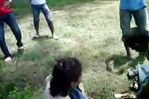 Deux les filles engagés en groupe le sexe avec le propriétaire de la bascule