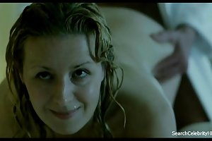 La femme prend en bouche le membre