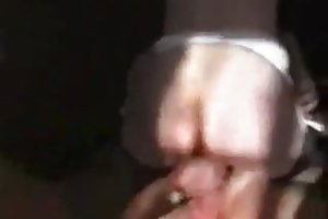 Rousse tentatrice a montré seins devant la webcam