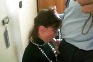 Le jeune époux excita la dame et baisée sur le canapé