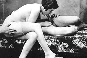 La brune a aidé un ami et a reçu le sexe chaud