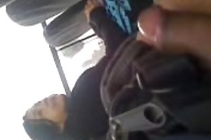 Deux génisses s'occupent de l'amour lesbien après le travail