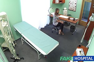 Jolie fille séduit voisin sur le sexe orageux dans tous les trous