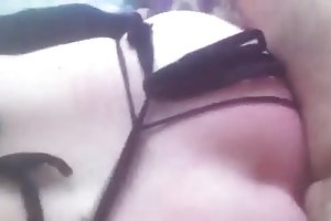 Pauvre fille avec un mec pour avoir des relations sexuelles sur le sol