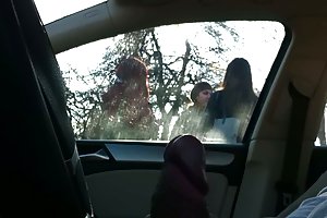 La jeune femme de ménage se fait baiser par les hommes en tant que bureau cochonne