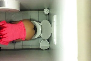 Jolie femme apprécie l'orgasme en levrette