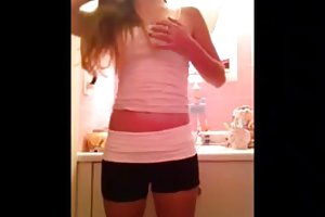 Petite amie avec de gros seins se caresse la chatte rasée si un gars