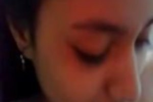 Jolie jeune fille suce une grosse bite familière de l'homme