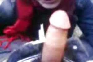Sacha fox en bas noirs suce une bite et baise avec un mec