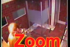 Le gars de grandes membre flexible