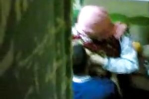 Une femme fait une petite amie faire un cunnilingus