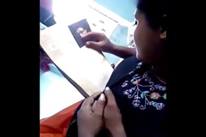 Solitaire d'une déesse skinny attend de son amant, et obtient un orgasme de sexe chaud