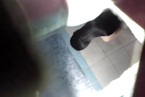 Une jeune fille avec un copain s'occupent un groupe de sexe avec une belle masseuse