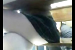 La belle blonde lie petite amie et lui lèche chatte rasée