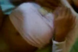 Poilue conteur avec une amie, provoquent un orgasme sur une belle jeune fille