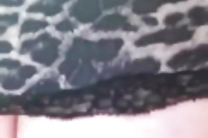 Belle femme fait un groupe de sexe avec son mari et ses amis