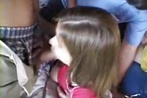 Un couple de lesbiennes un homme lors d'un groupe de