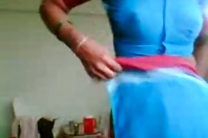 Les moujiks sperme avec des seins en silicone