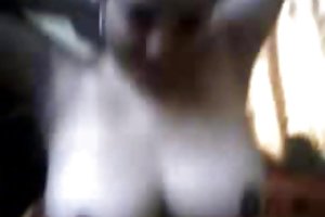Belle petite amie suce le pénis un homme riche