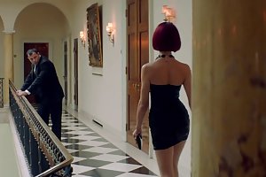 La jeune fille regarde comme une petite amie baisée dans le cul