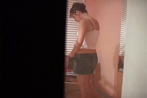 Le propriétaire d'une maison de campagne avec piscine poussé dans le cul avec une jolie fille