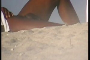 Assise sur le visage de son mari et suce un gros pénis