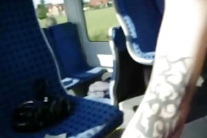 Un mec baise concubine avec des copines dans le sexe en groupe