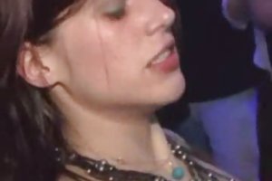 La petite fille baise avec un mec pour grandir