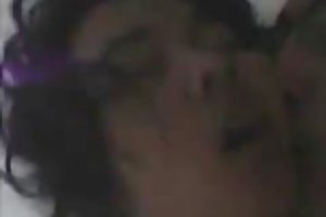 Une femme adulte s'occupe anales