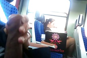 Busty olivia fox avec son amant sursaute devant en plein air