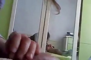 Belle travesti baise une fille en levrette