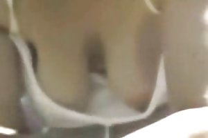 Une femme ne remarque pas la trahison de son mari