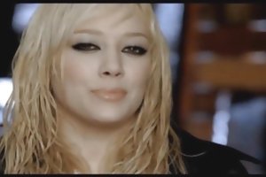 Sofia prend dans sa bouche