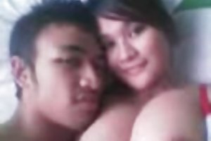 Tendre le sexe d'un jeune couple dans la salle de bain et chambre coucher
