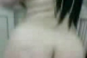 Un gars de cheboksary baise eau la bouche de cul d'une jeune amie