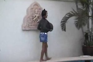 A sa femme noir avec le grand boulon