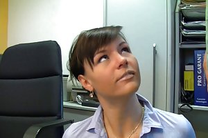 Solo dans un appartement de luxe