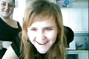 Cohérent de la jeune fille et l'a donné boire du sperme