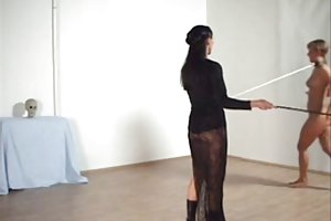 Coincé sous le lit et a été père