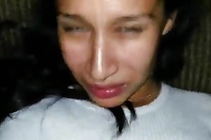 De génisses avec la physionomie non rase suce une bite et baise dans le cul avec différents moujiks