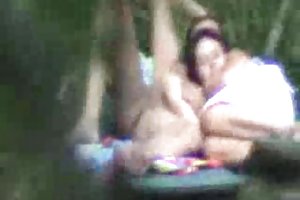 Familier gars retire copine et la baise dans la bouche