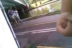 Sauvage en relation avec la maîtresse sur la table de la cuisine